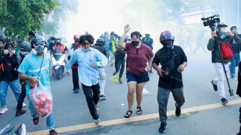 Demonstran menghadiri protes atas penanganan Pemerintah terhadap Pandemi Covid-19 di Bangkok Thailand 16 Agustus 2021