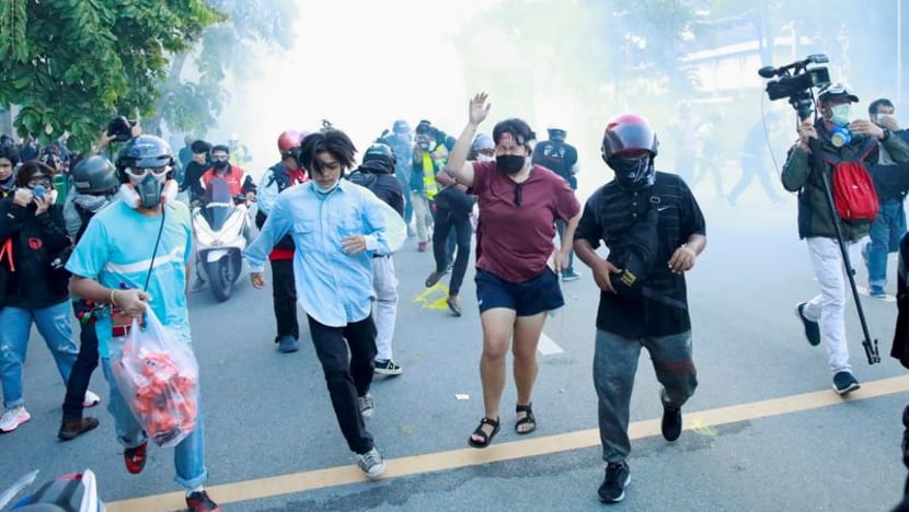 Demonstran menghadiri protes atas penanganan Pemerintah terhadap Pandemi Covid-19 di Bangkok Thailand 16 Agustus 2021